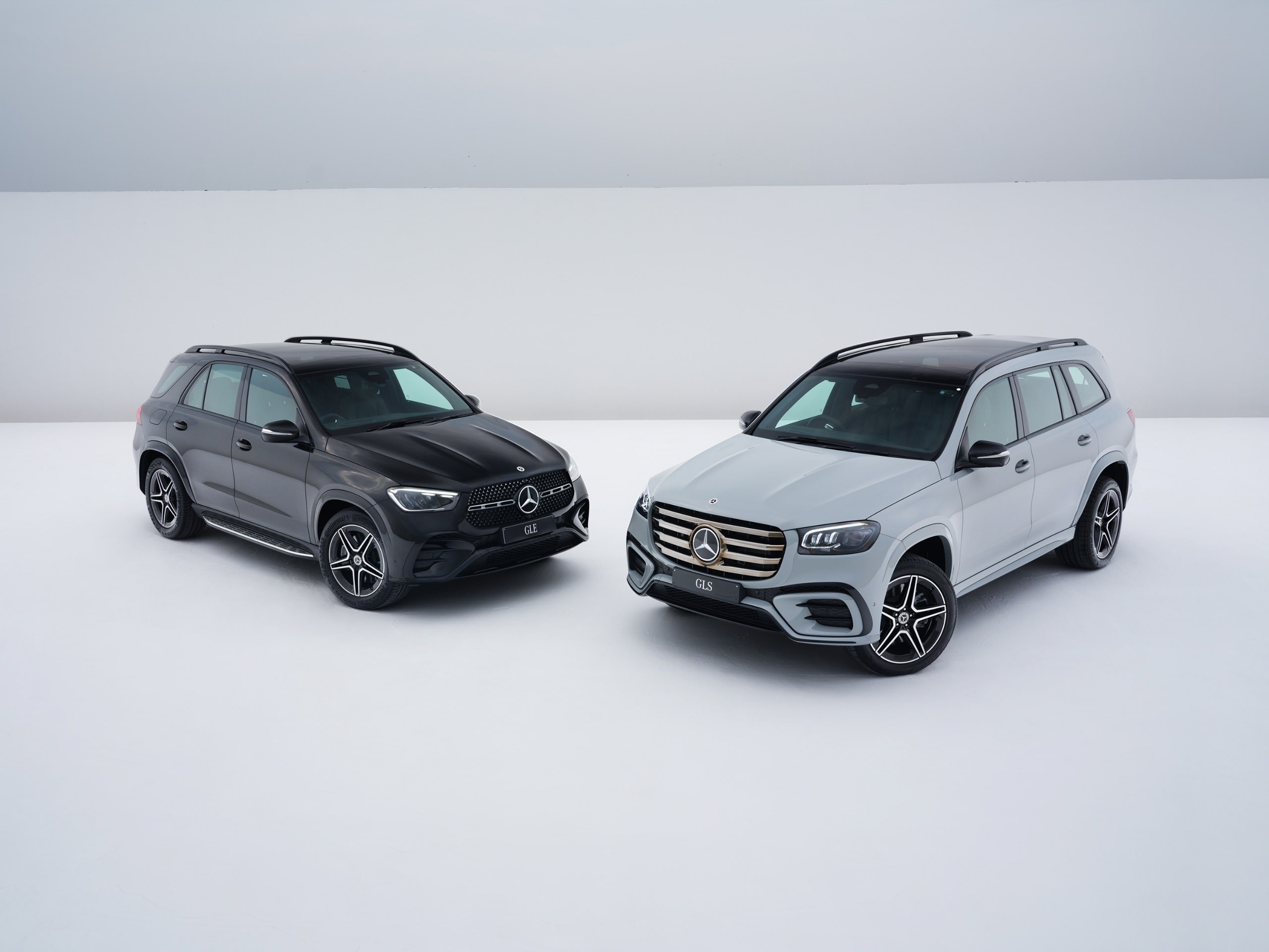 Mercedes GLE and GLS ‘Night Edition side by side the image of Mercedes GLE and GLS ‘Night Edition sitting side by side